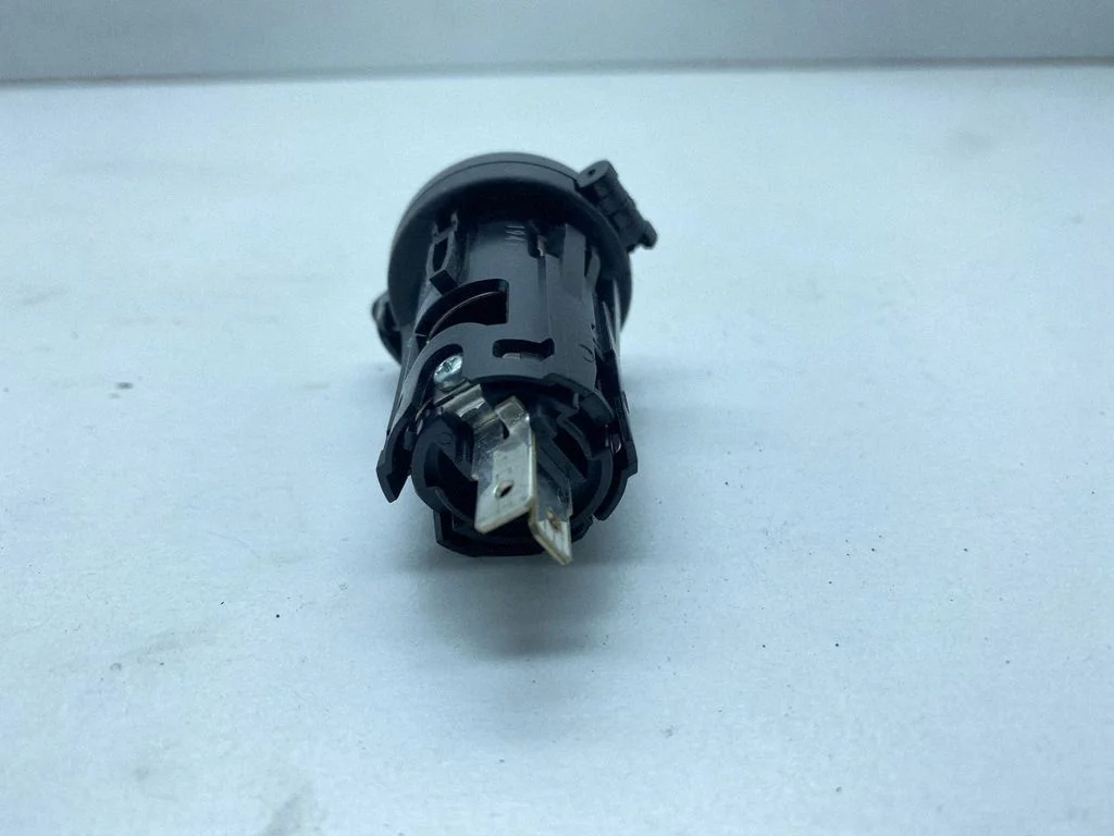 12 V lizdas (priekyje)