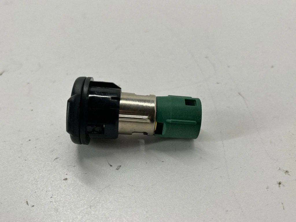 12 V lizdas (priekyje)