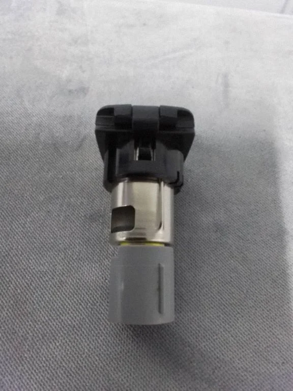 12 V lizdas (priekyje)