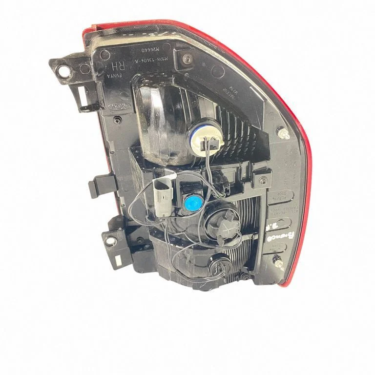 Lampa tylna w błotniku M1PB13404AF