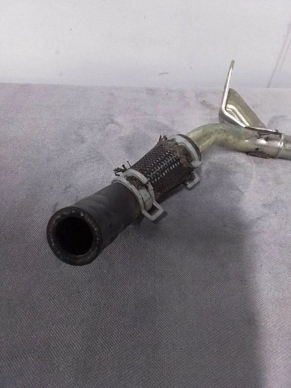 Engine coolant pipe/hose