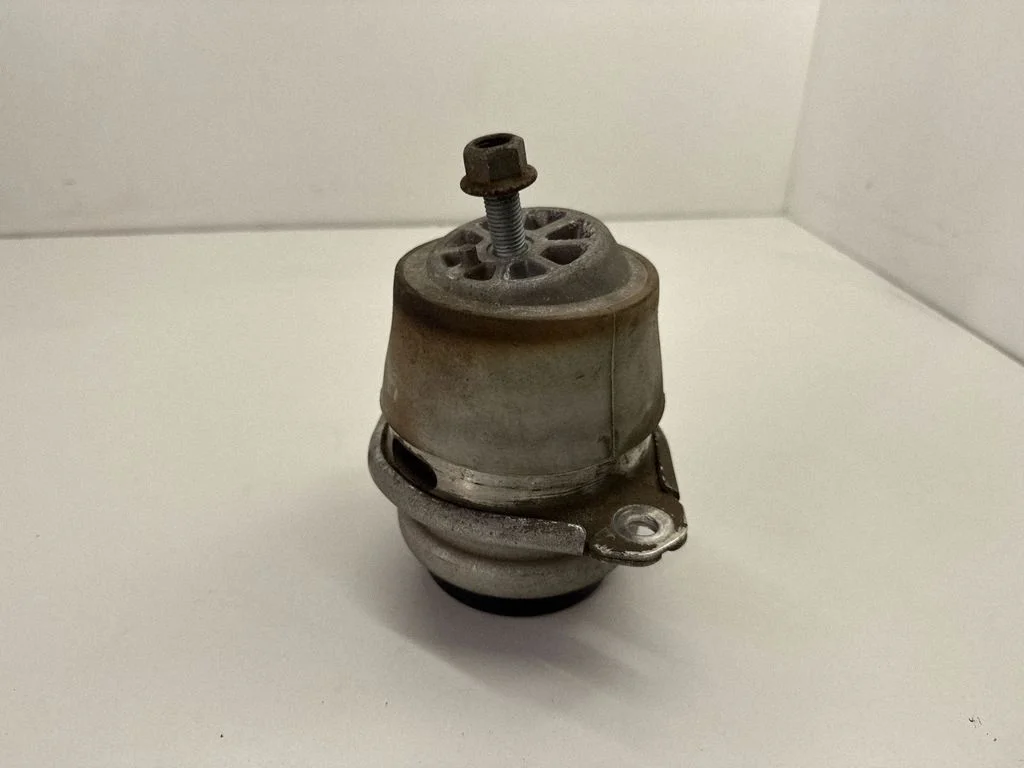 Engine mount bracket 7P6199131