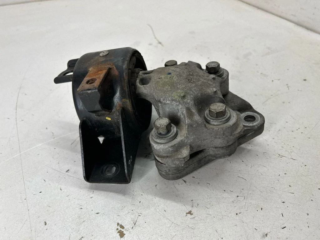 Engine mount bracket 42390995