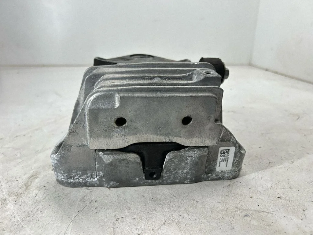 Engine mount bracket 68445487AD