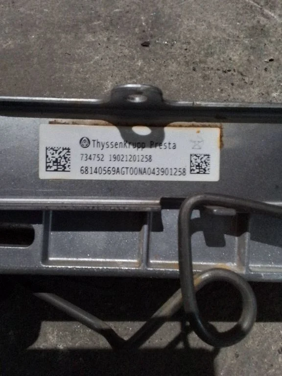 Steering wheel axle 68140569AG