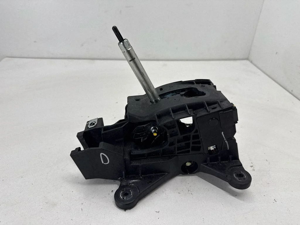 Gear selector mechanism 84069303