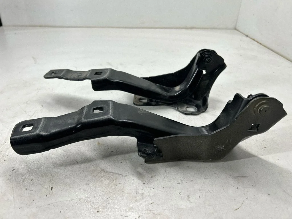 Engine bonnet/hood hinges 68607227AA