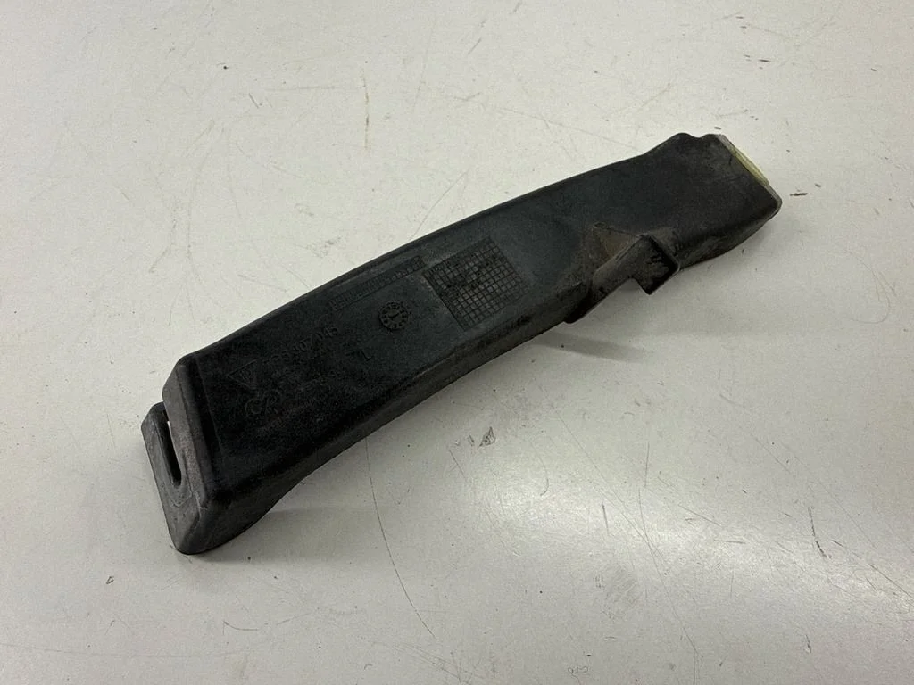 Rear bumper mounting bracket 7P5807045