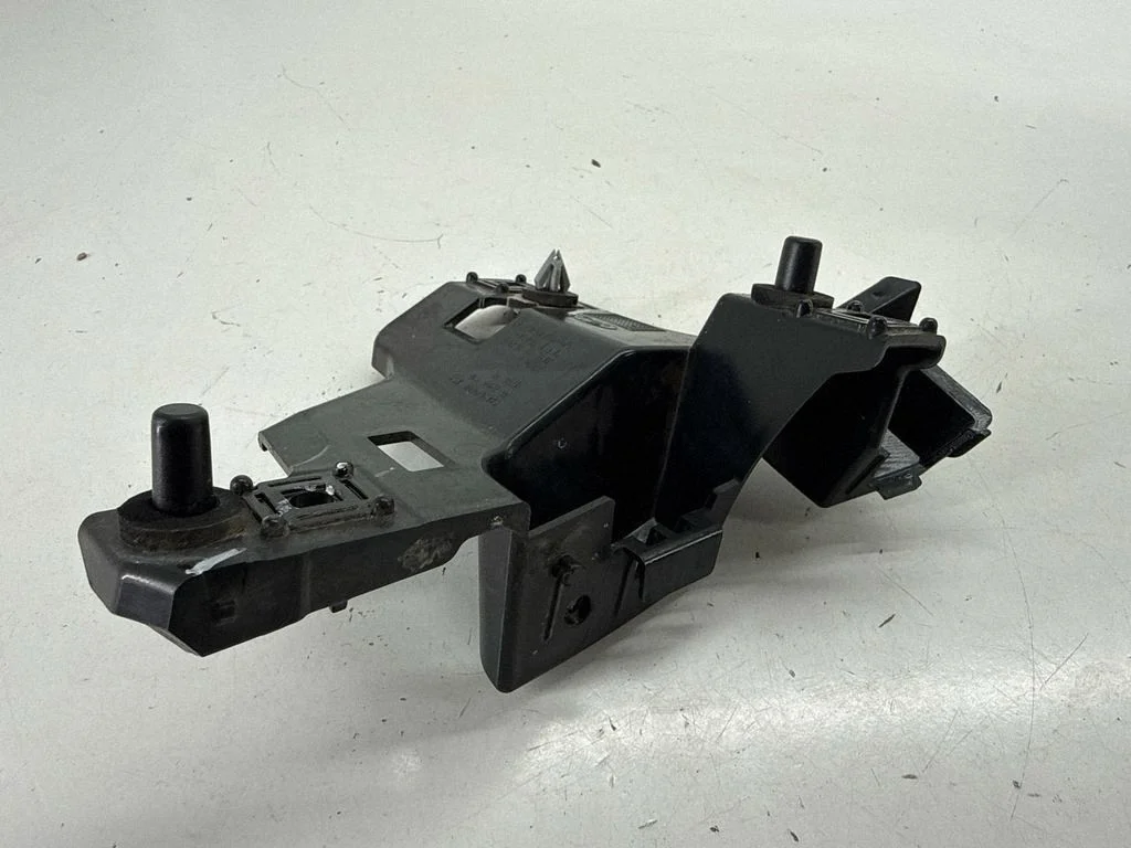 Rear bumper mounting bracket M1PB17E850AB