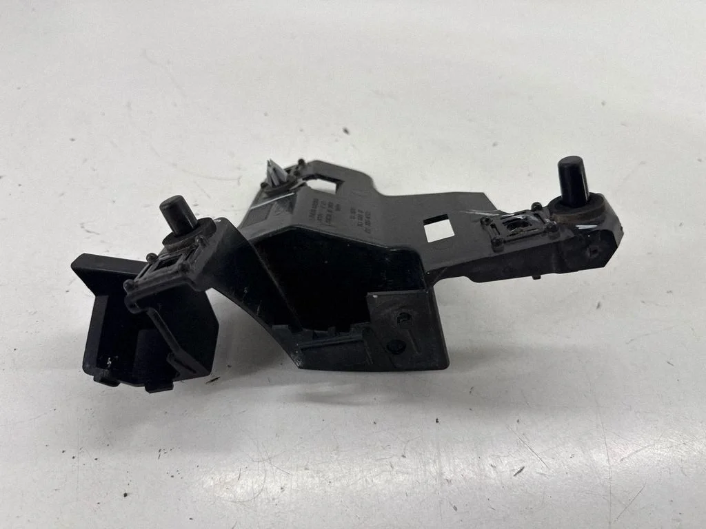 Rear bumper mounting bracket M1PB17E851AB