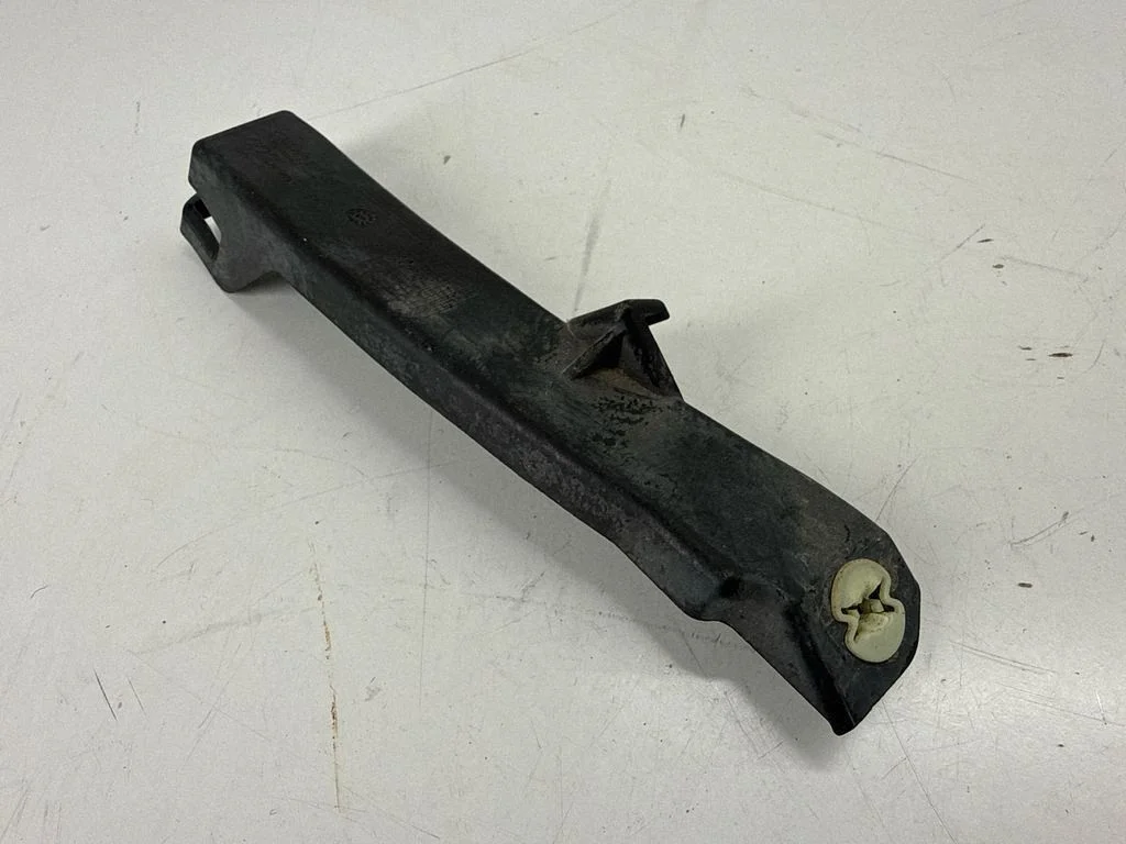 Rear bumper mounting bracket 7P5807046