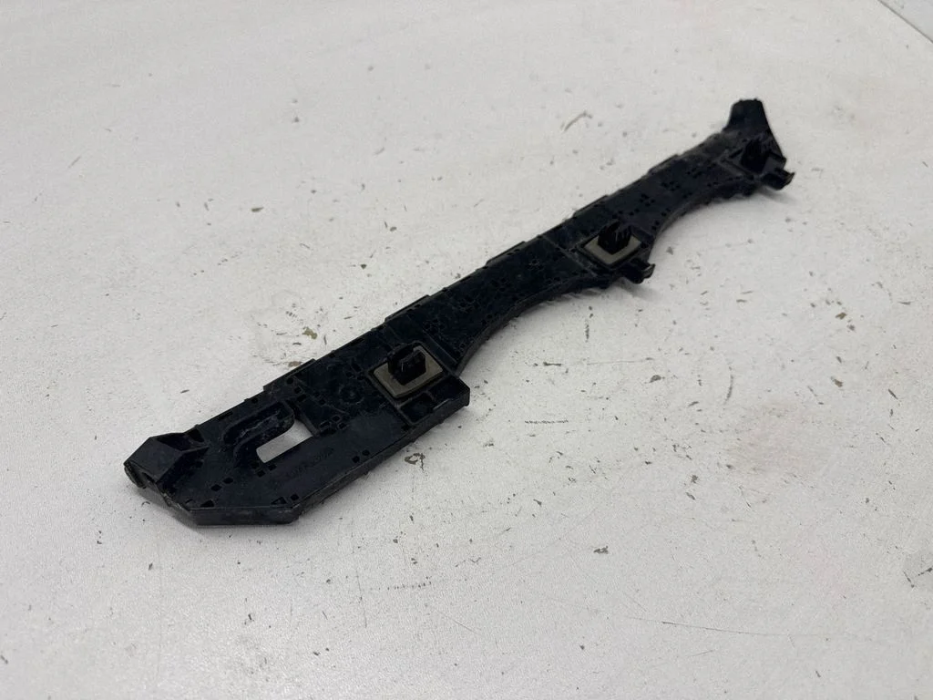 Rear bumper mounting bracket 57707FL30A