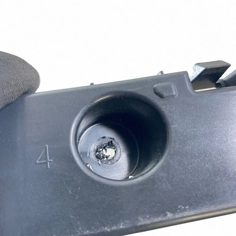 Rear bumper mounting bracket 84603114