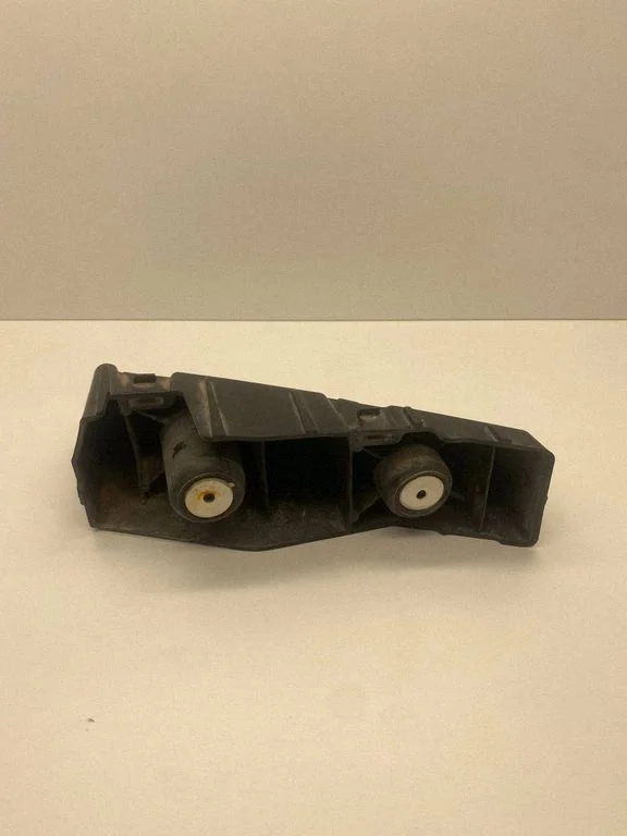 Rear bumper mounting bracket 84137515