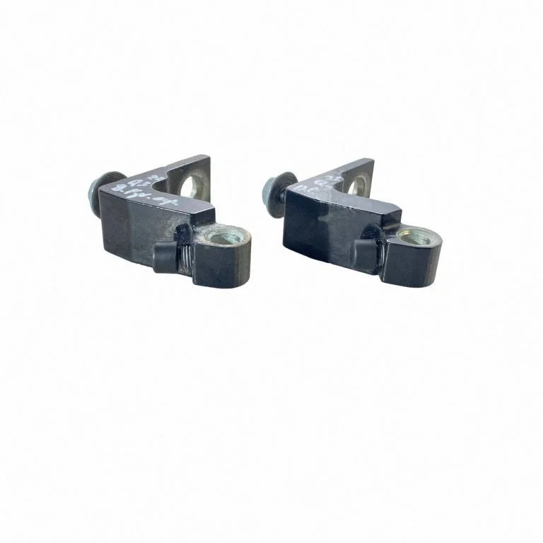 Esiukse hingede komplekt 8W0833404A