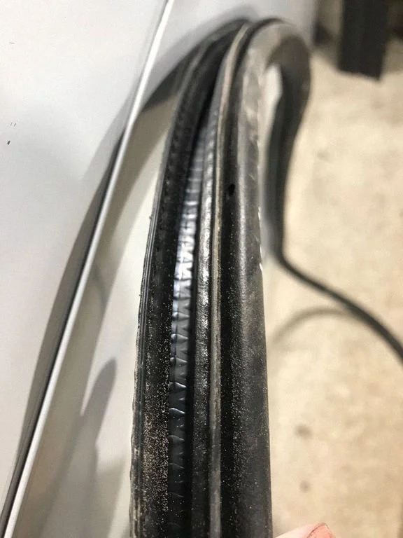 Esiukse tihend (kere pool) – Chrysler Pacifica (2017-)