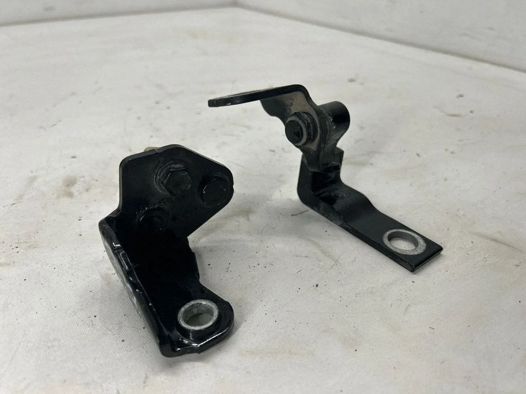 Tagaukse hingede komplekt H6BZ5826801A
