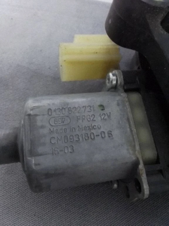 Tagaukse elektriline aknatõstuk mootoriga FT4Z5827008C