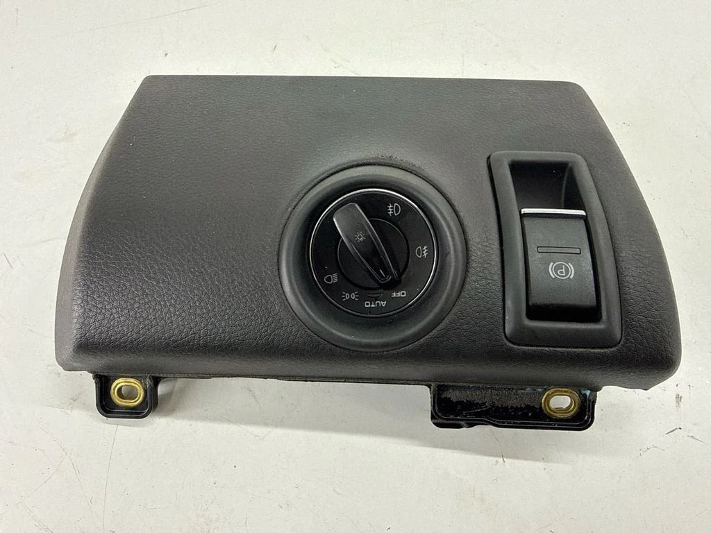 Dashboard lower bottom trim panel 7P5858903