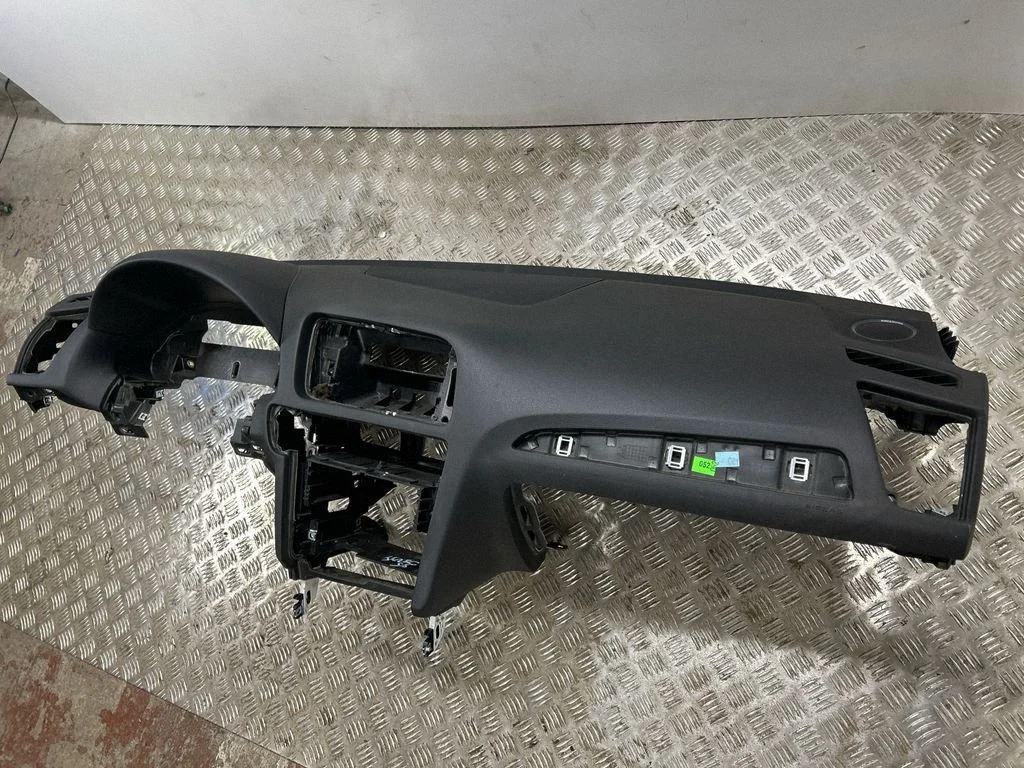 Dashboard 8R1857735C