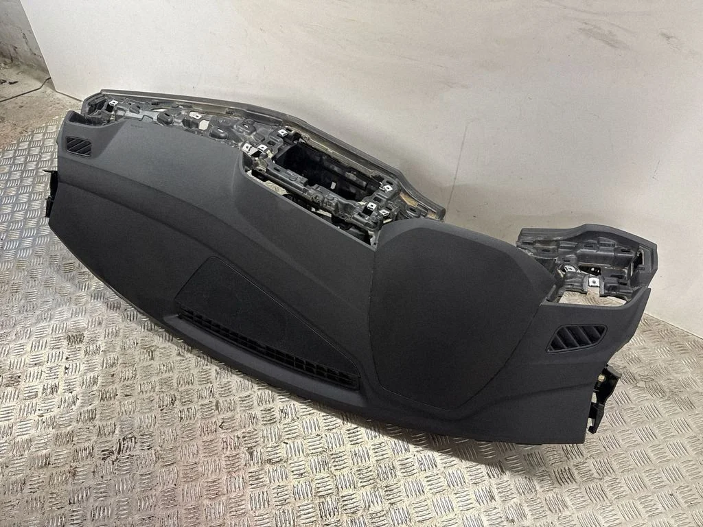 Dashboard 83B857033