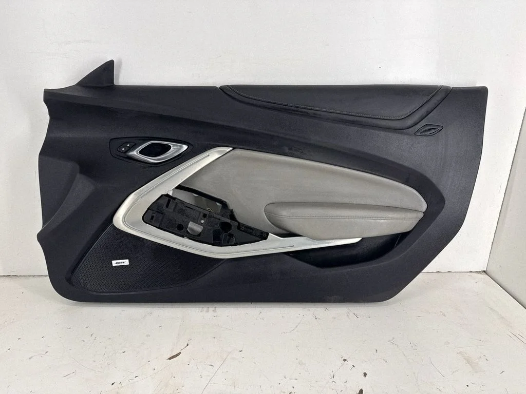 Front door card panel trim 84031826