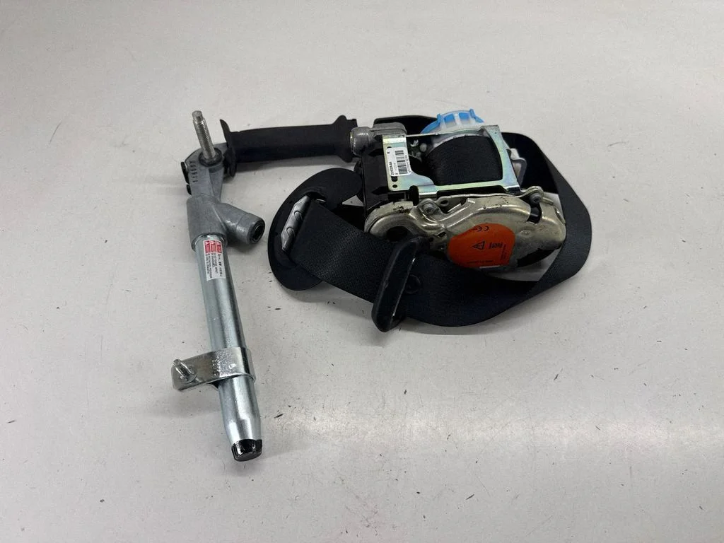 Front seatbelt – Tesla Model S (2012-)