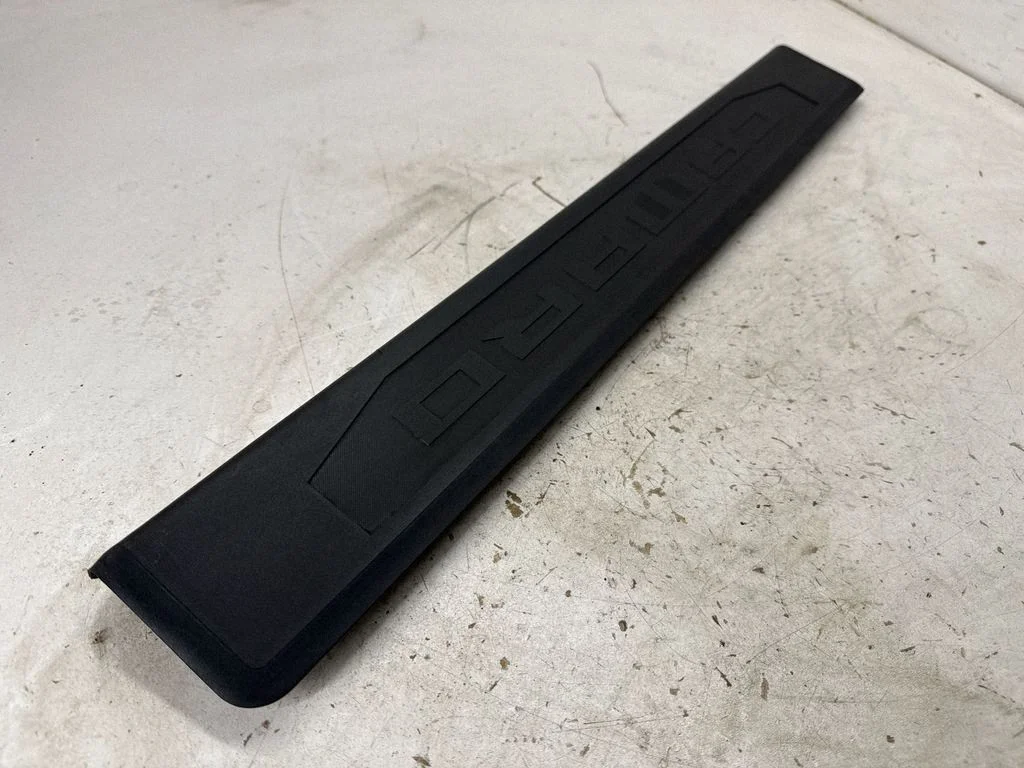 Front sill trim cover 84124303