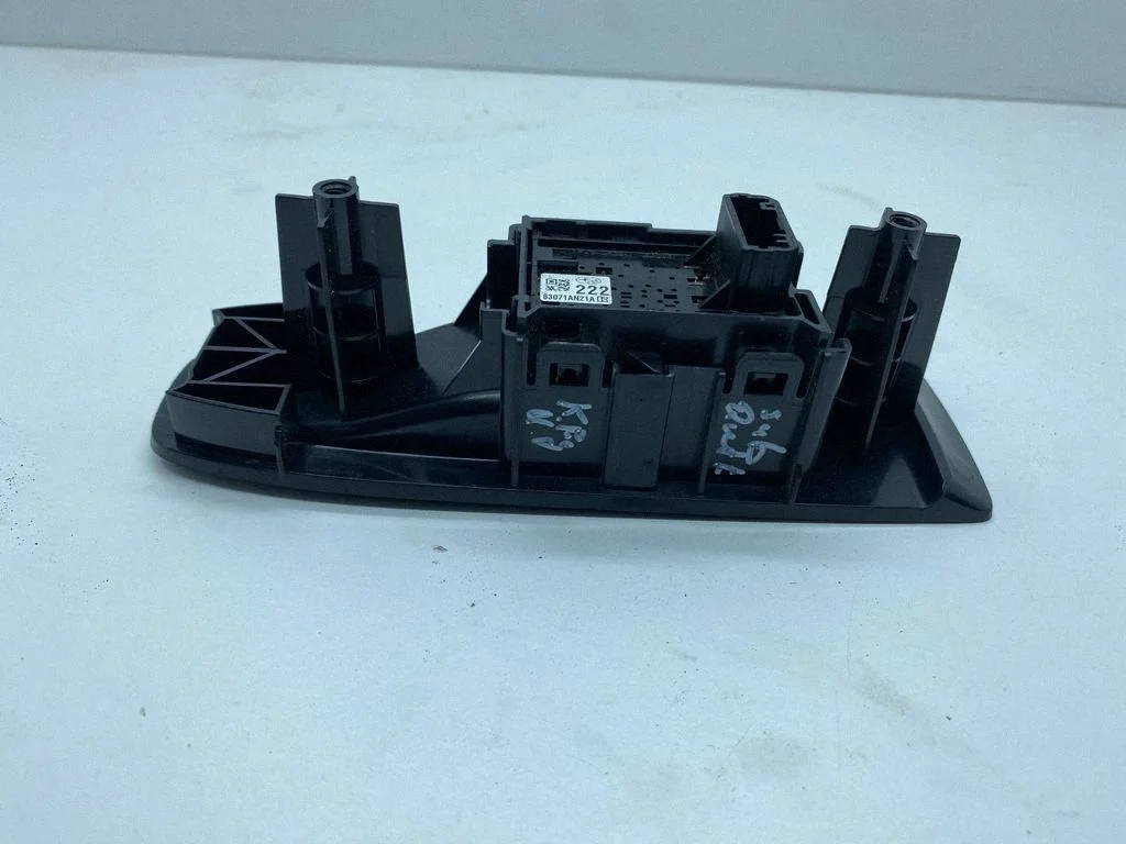 Przełącznik szyb elektrycznych 83071AN21A