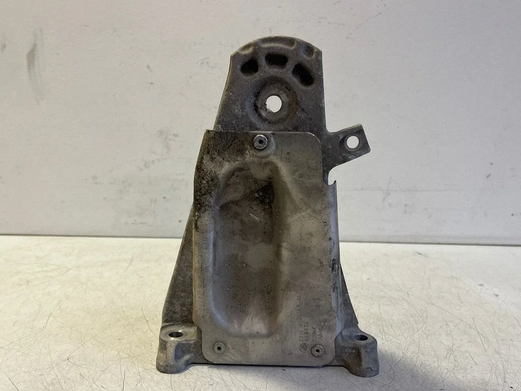 Engine mounting bracket 6770634