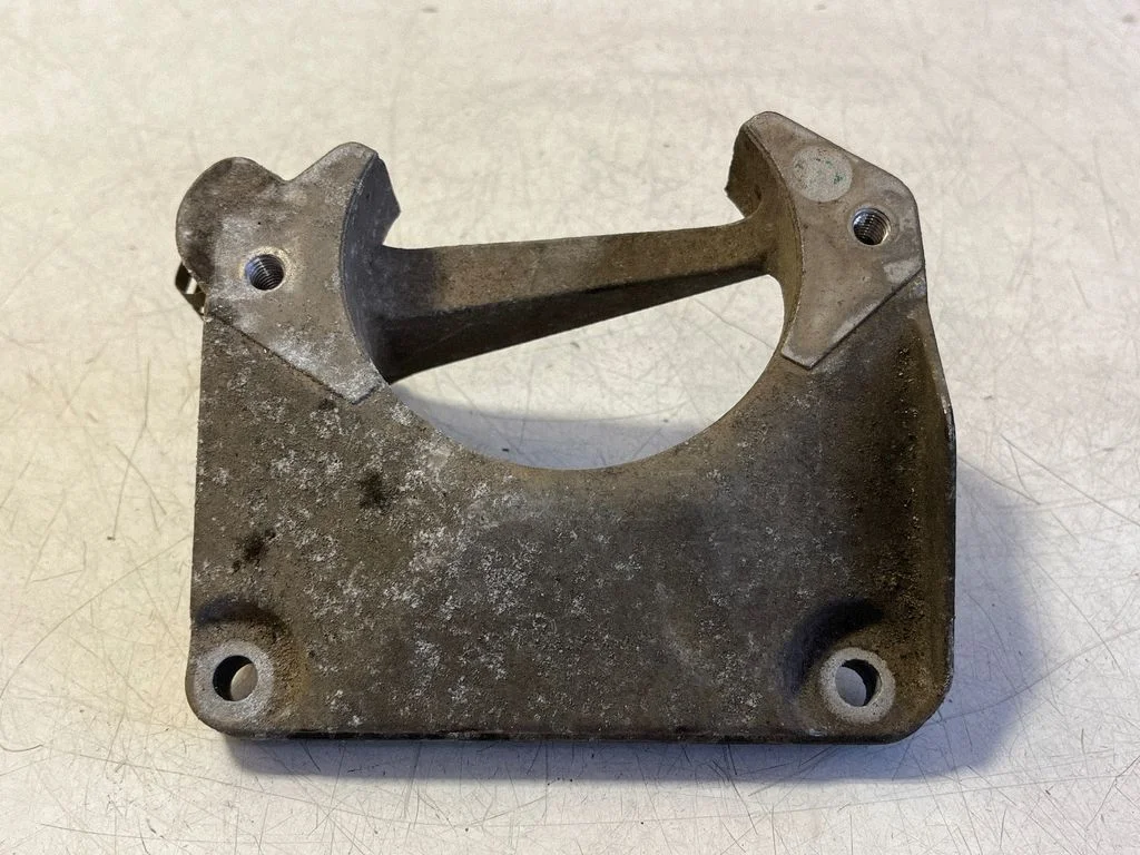 Engine mounting bracket 6761117