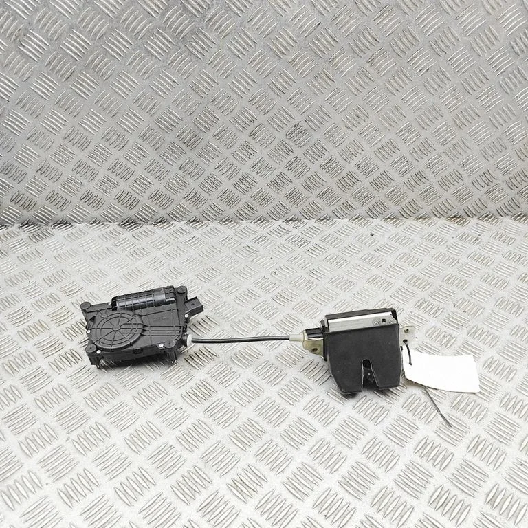 Aizmugurējā vāka slēdzene 812302W600