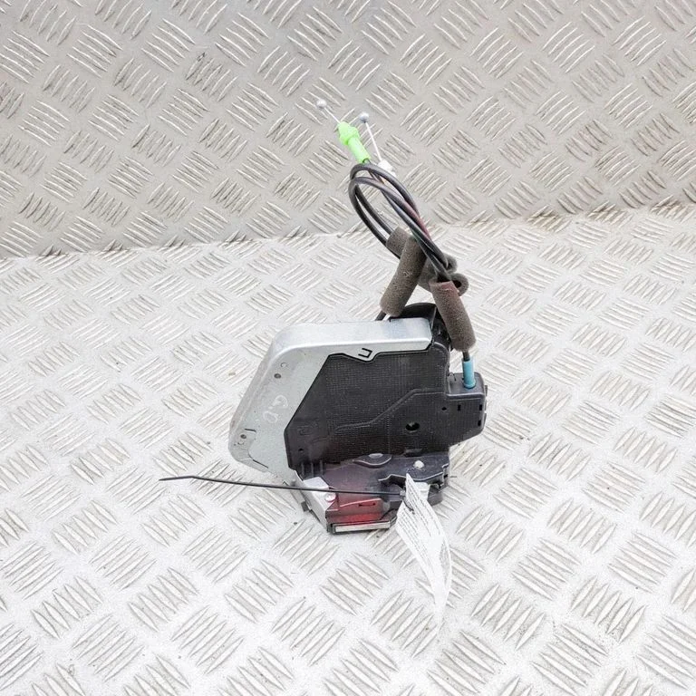 Aizmugurējo durvju slēdzene 6905053040