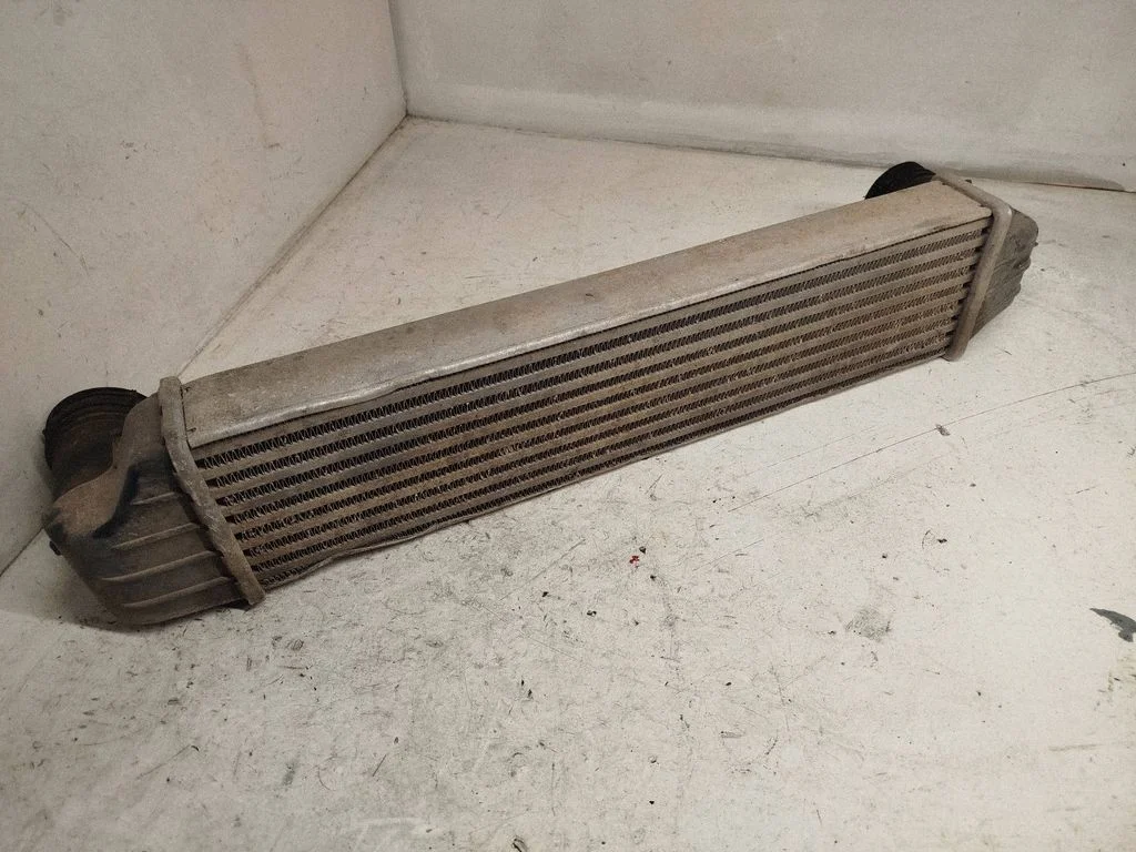 Vahejahuti radiaator