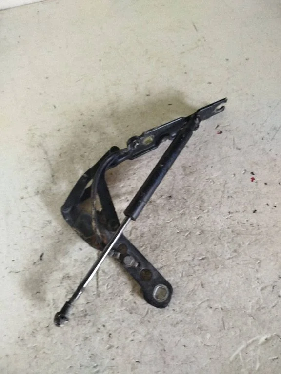 Engine bonnet/hood hinges