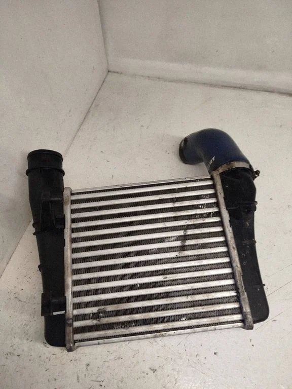 Vahejahuti radiaator