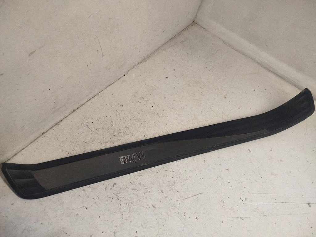 Front sill trim cover 7034303