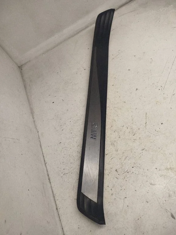Front sill trim cover 7074510