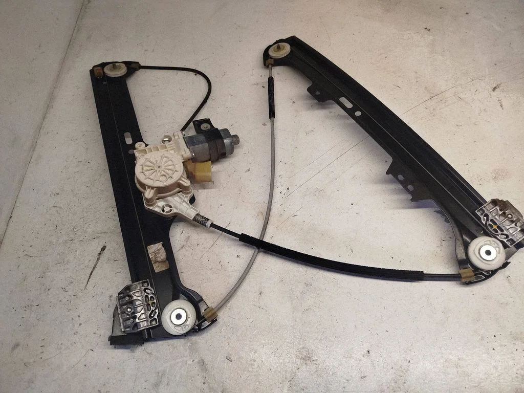 Front door window regulator with motor 77972