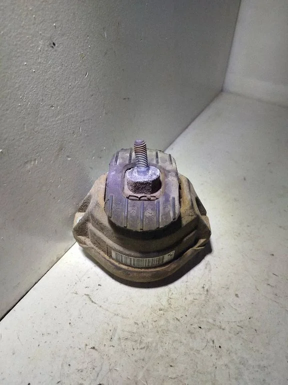 Engine mount bracket