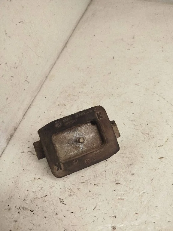 Gearbox mount 6770289