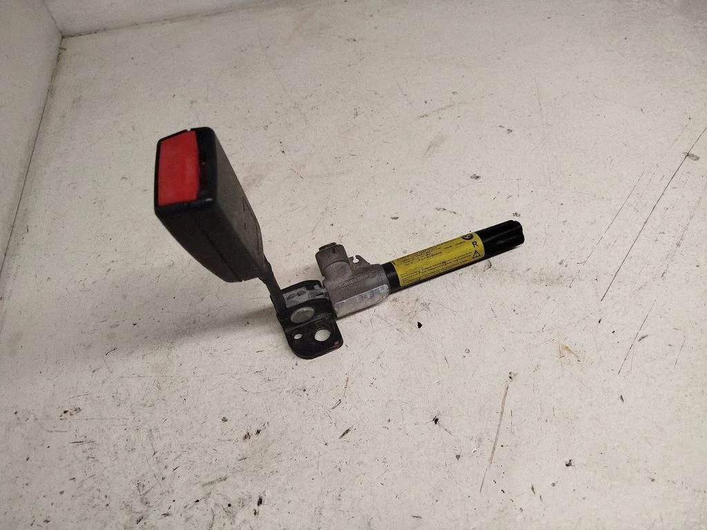 Middle seatbelt buckle (rear) 33033110