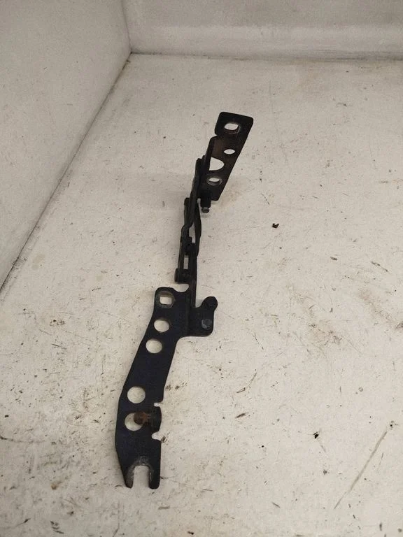 Mootorikapoti hinged