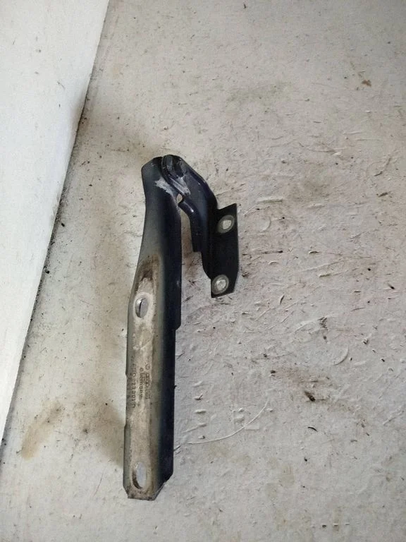Engine bonnet/hood hinges 4B0823301D