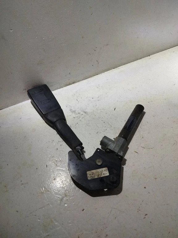 Front seatbelt buckle