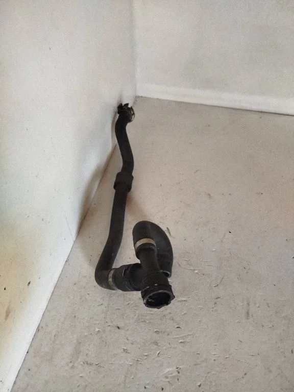 Engine coolant pipe/hose