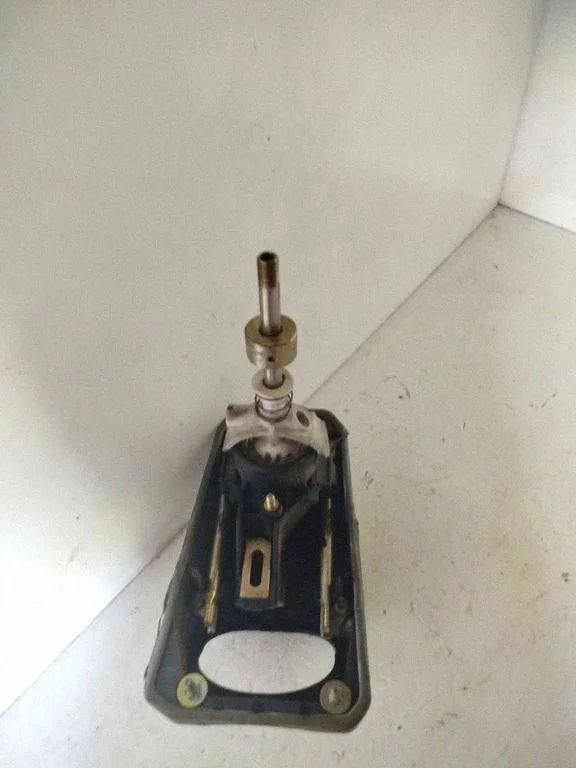 Pavarų perjungimo mechanizmas (kulisa)