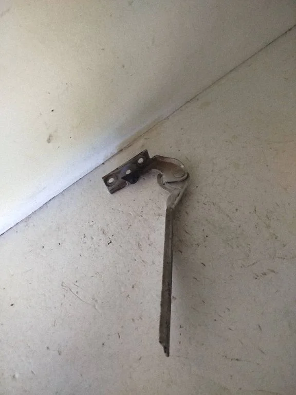 Engine bonnet/hood hinges