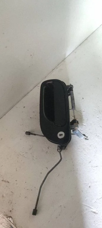 Esiukse välimine käepide