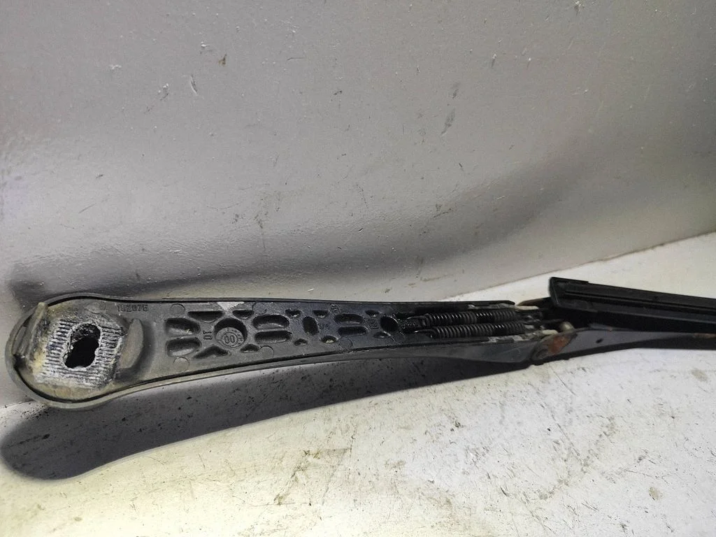 Front wiper blade arm 102076